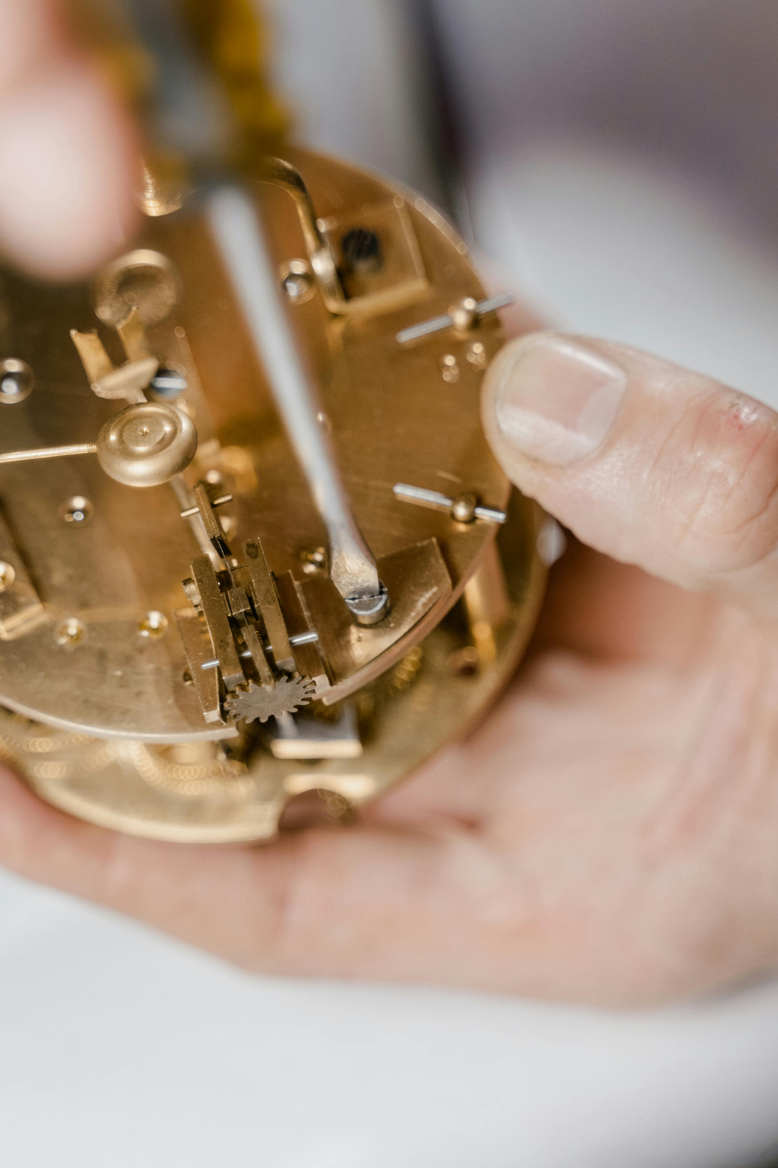 Geöffnete mechanische Uhr auf Werkbank im Uhrenatelier